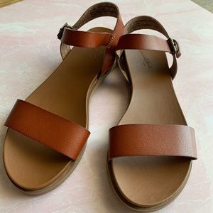 Universal Thread Sandals